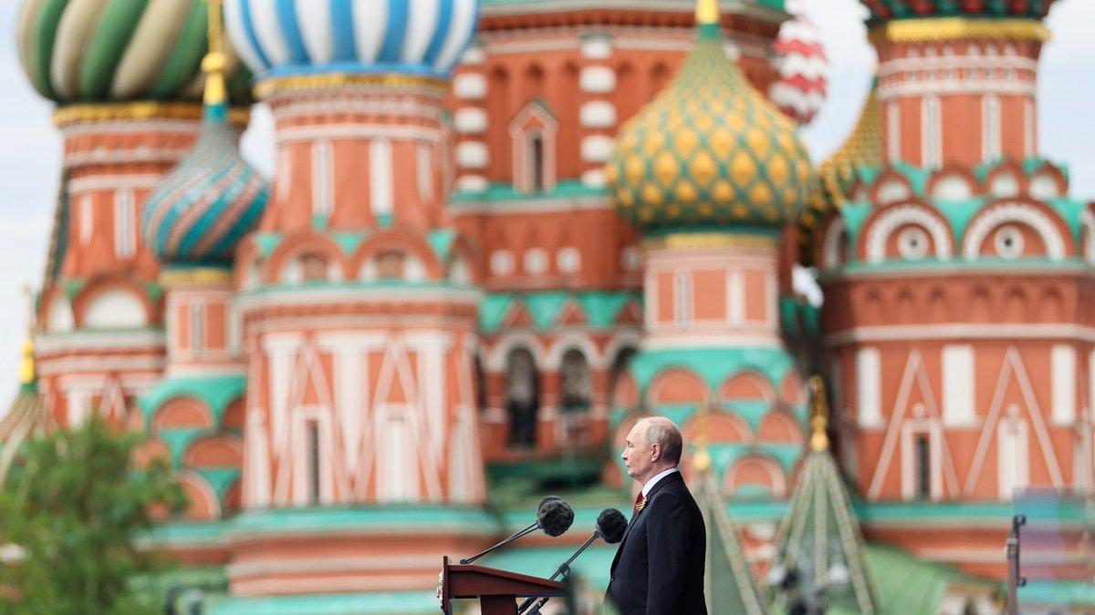 Vladimir Poutine muré dans des bunkers, craignant pour sa vie ? Le Kremlin affiche le dirigeant russe, décontracté, dans les rues de Moscou