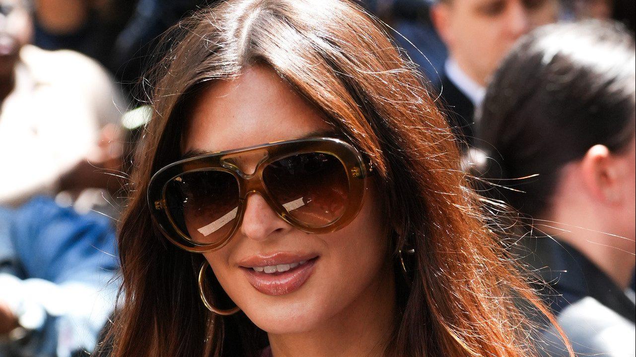 Emily Ratajkowski : entièrement nue sous sonmaillot de bain dans les rues de New York, EmRata succombe à cettetendance sneakers