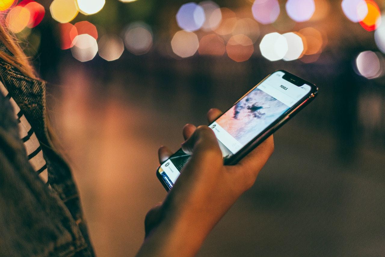 Start-Ups Shift AI Tasks To Smartphones